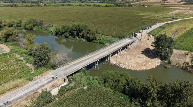 Karacabey’de riskli köprü tarihe karışıyor