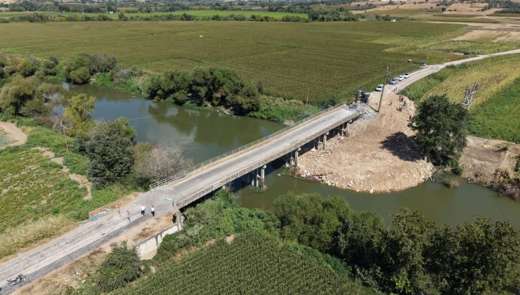 Karacabey’de riskli köprü tarihe karışıyor