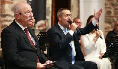 Ördekli Kültür Merkezi’nde 104. yıl zaferi: Altan Erkekli’den “Bir Memleket Hikayesi”