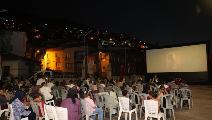 Mollafenari’de çocuklara sinema sürprizi