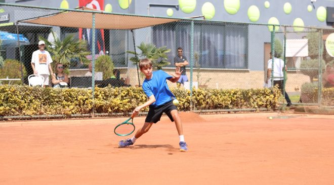 Zafer coşkusu tenis kortlarına yansıdı