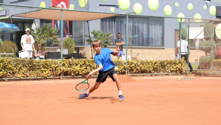 Zafer coşkusu tenis kortlarına yansıdı