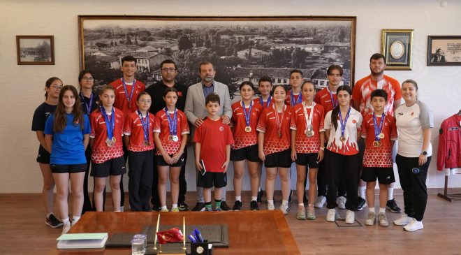 Gürsulu badmintoncular şampiyonalardan madalyalarla dönüyor