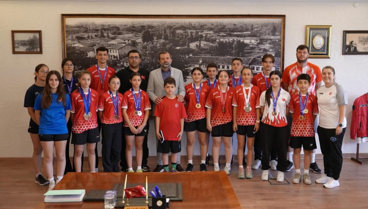 Gürsulu badmintoncular şampiyonalardan madalyalarla dönüyor