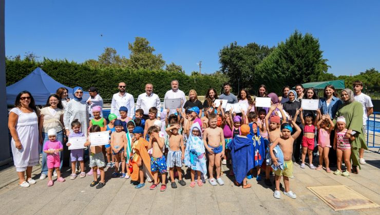 Osmangazi’de çocuklar yüzmeyi öğrenip sertifika aldı
