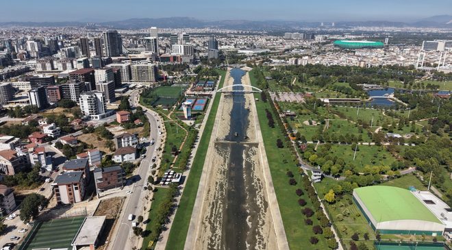 BUSKİ’den taşkın ve kokuya karşı önlem: Dere yatakları temizleniyor