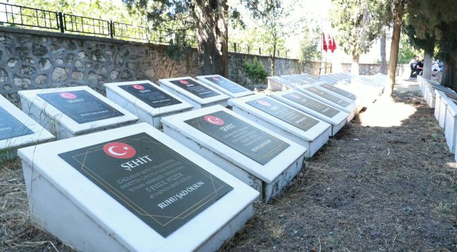 Bursa’nın kurtuluşunun 104. yılında şehitliklerde anma