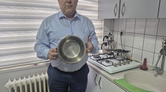 Emeklinin tenceresinde dert pişiyor!