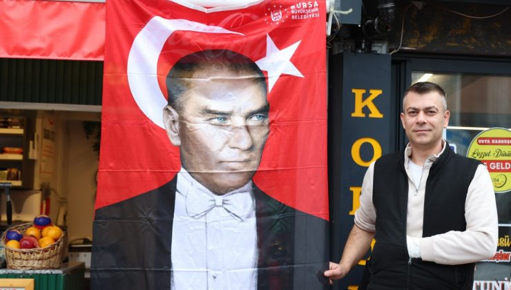 Bursa’da balkonlar Atatürk posterleriyle süslendi