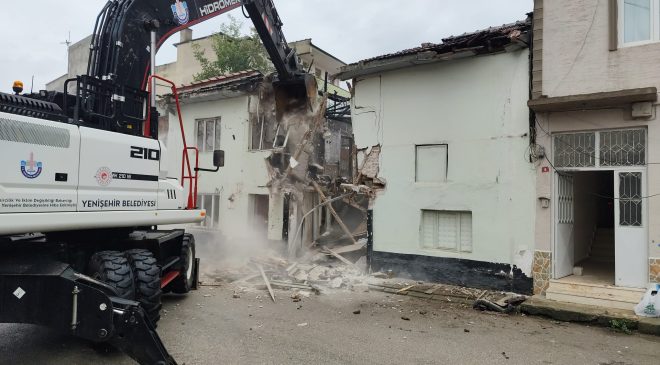 Yenişehir’de bir metruk bina daha yıkıldı