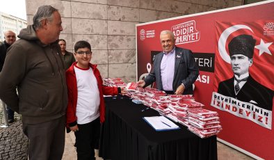 Nilüfer’de Cumhuriyet coşkusu posterlerle büyüyor