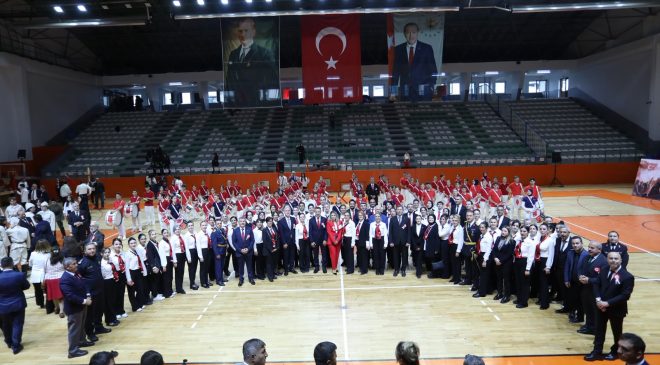 İnegöl’de Cumhuriyet Bayramı salonda coşkuyla kutlandı