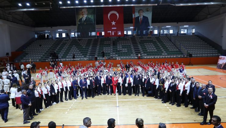 İnegöl’de Cumhuriyet Bayramı salonda coşkuyla kutlandı