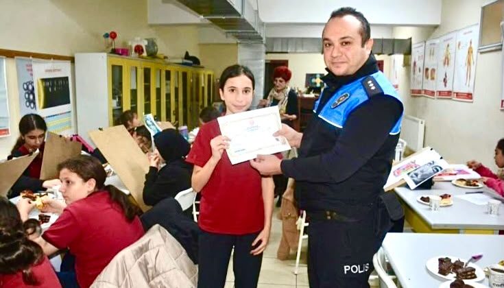 Polis desteğiyle resim öğrendiler, sertifikalarını aldılar