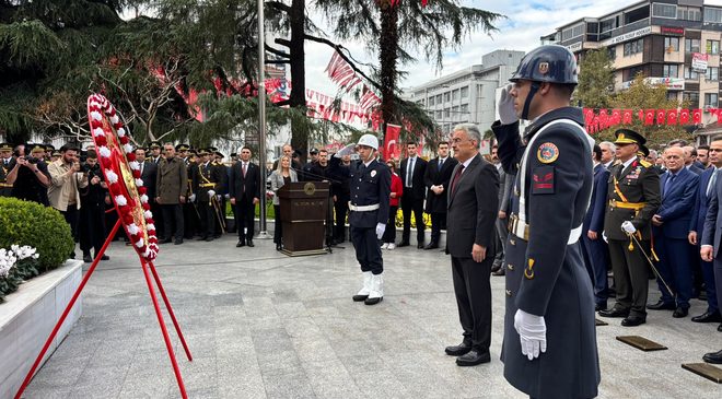 Bursa’da Cumhuriyet’e çelenkli anma