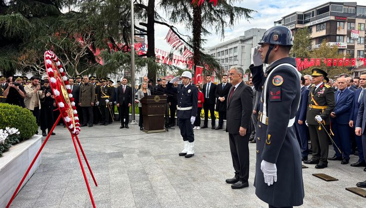 Bursa’da Cumhuriyet’e çelenkli anma