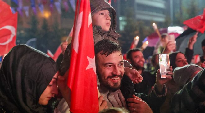 Yıldırım’da yağmura rağmen 103. yıl coşkusu: Binler Bayrak Alanı’na yürüdü