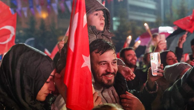 Yıldırım’da yağmura rağmen 103. yıl coşkusu: Binler Bayrak Alanı’na yürüdü