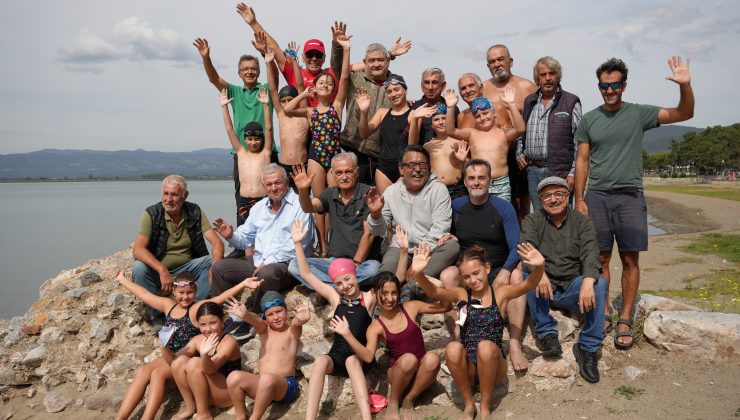 İznik’te yarım asırlık yüzücüler yeniden kulaç attı!